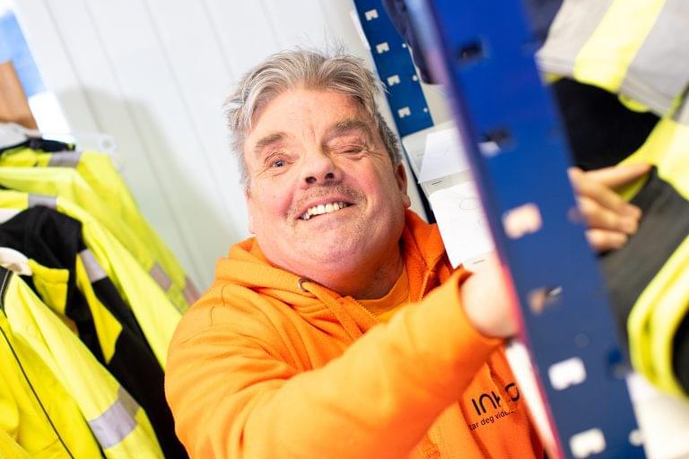 mann med klær og hyller